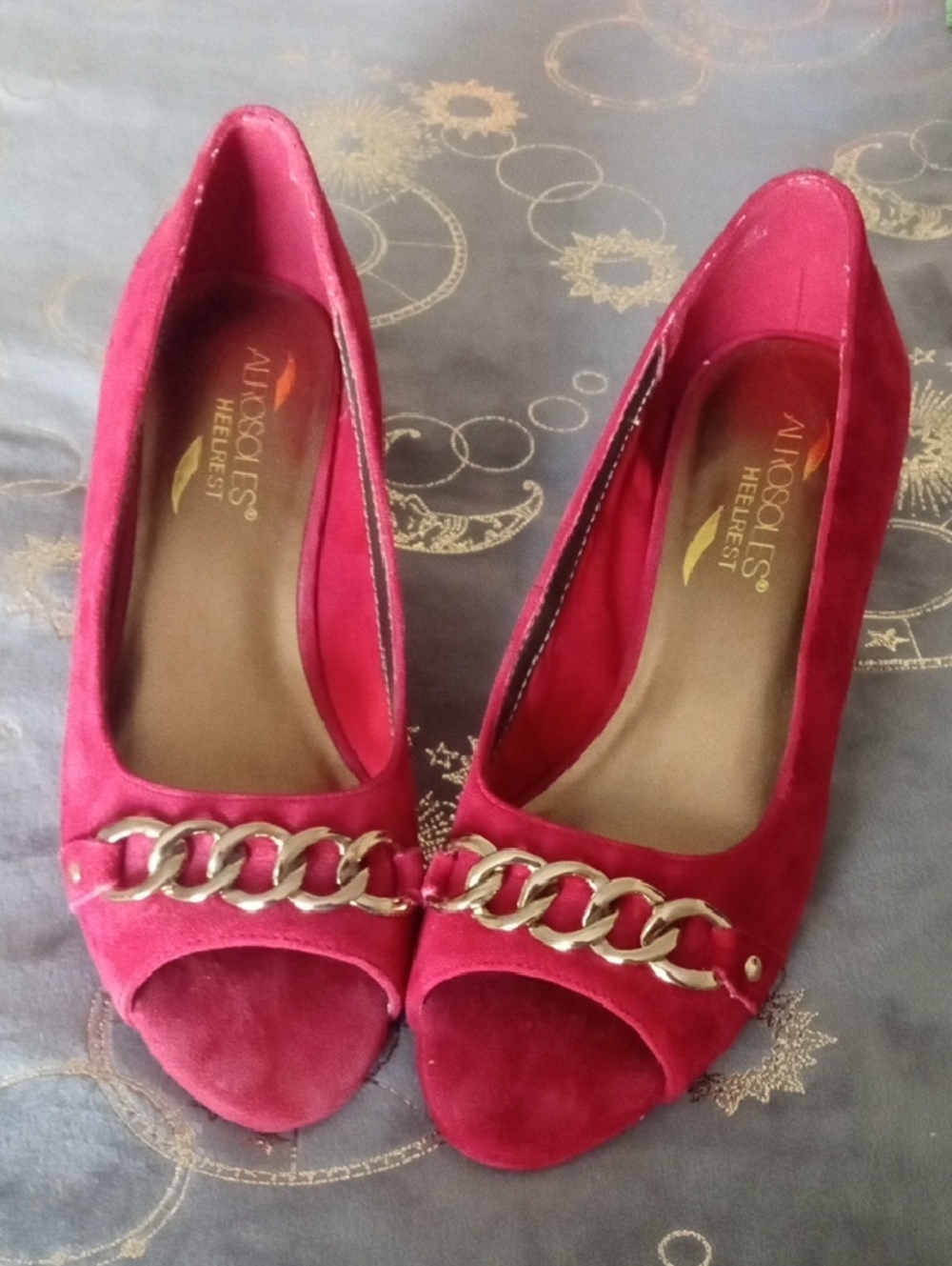 AEROSOLES Made of Honor Red Suede Peep-Toe Heels with Gold Chain Size 7